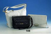 Konvolut 3 Taschen, 1 x Farm-Strauß, weiß, bez. Dolphin, Maße ca. 33 x 25 x cm; 1 x Farm-Strauß, blau, Comtesse, Maße 24 x 18 x 6 cm; 1 x ...