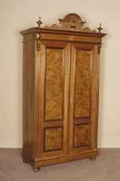 WÄsche- bzw. Kleiderschrank, deutsch, um 1890, GrÜnderzeit, Korpus Weichholz, Nußbaum , z.T. auf Kirschbaum gebeizt, Mittelteile ...