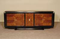 ArtDeco-Sideboard, Frankreich/Paris, um 1935 , in Riopalisander in gespiegeltem Bild furniert und teilweise ebonisiert, elegant geschwungener ...