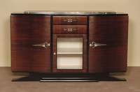 ArtDeco-Sideboard, Frankreich, um 1920, Riopalisander in gespiegeltem Bild furniert, zum Teil schwarz abgesetzt, elegant geschwungener Korpus, ...