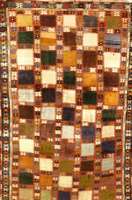 Gabbeh Alt, Persien, ca. 55 Jahre, Wolle auf Wolle, ca. 190 x 125 cm, Schätzwert: 650.- EURO, EHZ: 3. Naturfarben, farbenfrohe Ausstra hlung.
