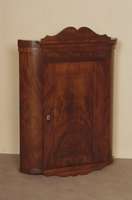 HÄngeeckschrank, deutsch, um 1820, Biedermeier, Korpus Weichholz, Mahagonifurnier - bzw. z.T. Pyramidenmahagonifurnier, halbrunde Ecken, original ...