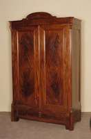 Schrank, deutsch, um 1850, SpÄtbiedermeier, Korpus Weichholz, Mahagoni- bzw. Pyramidenmahagonifurnier, z.T. gespiegelt, abgeschrÄgte Ecken mit ...