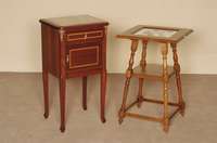 NachtschrÄnkchen, Frankreich, um 1900, Korpus Weichholz, Mahagonifurnier, auf Hochbeinen, abgerundete Ecken, dekoriert mit Messingapplikationen, ...