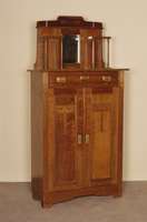 Vertiko, deutsch, um 1880, strenger Jugendstil, Korpus Weichholz, Nußbaumfurnier, TÜrfÜllungen mit sparsamen Flachschnitzereien aus dem ...
