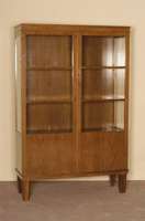 Sammlervitrine, deutsch, um 1920, ArtDeco, Korpus Weichholz, Nußbaumfurnier, auf Rahmen gearbeitet, schÖne Maserung im unteren Bereich , eckige ...