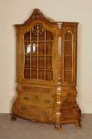 Barockstilvitrine, Holland, um 1960, nach altem Vorbild, Korpus Weichholz/Hartholz, Wurzelnußfurnier, z.T. gespiegelt, schÖnes Furnierbild, ...