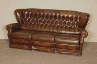 3-sitzer Sofa, wohl England, im Chesterfield -Stil, hochlehnig, lose Kissen, RÜcken und Seiten genoppt, braunes Leder von guter QualitÄt, ...