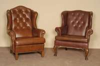 Wingchair, England, um 1960, Chesterfield, Ohrenbacken, genoppt und geheftet, Rindslederbezug, Gebrauchsspuren, ca. 113x83x72 cm, Sh. 43 cm, St. ...