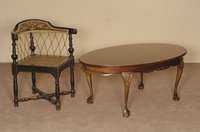 Couchtisch, England, um 1960, Queen-Anne -Stil, Korpus Weichholz, z.T. Tischlerplatte, ovale Platte mit ausgesuchtem Wurzelnußfurnier , gebogene ...