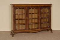 BÜcher- bzw. Vielzweckschrank, deutsch, um 1910/15, Korpus Eiche massiv, Eiche- und Nußbaumfurnier, in klarer und einfacher Weise angeordnet, ...