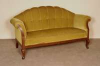 Sofa, deutsch, um 1910, zweites Barock, Gestell Mahagoni massiv, gebogene Beine und RÜckenlehne, goldfarbener Bezug, wohl aus dem 70er Jahren, ...