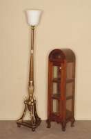Stehlampe, Frankreich, um 1920, dreipÄssiger Fuß in mahagonifarbenem Hartholz, sehr fein ausgearbeitet und aufwendig geziert, partiell gold ...