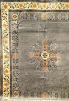 China Seide, China, ca. 10 Jahre, reine Naturseide, ca. 305 x 244 cm, SchÄtzwert: 2800.- EURO, EHZ: 2. SchÖner Eisblauer Innenfo nd.