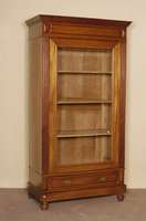 Vitrinenschrank, deutsch, um 1900, Korpus Eiche, Nußbaumfurnier, eintÜrig, facettierte Galsscheibe, Kopfteil mit gestufter Kranzleiste, ...