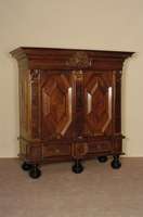 Hallenschrank, deutsch, um 1740, Barock, Korpus Eiche und Weichholz, Palisander massiv, Palisanderfurnier, zweitÜrig mit mÄchtigen ...