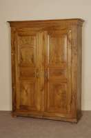 Spaltschrank, deutsch, um 1800, Nußbaum massiv, zweitÜriger Korpus mit KasettenflÜlungen, Rautenmuster, Kopfteil mit umlaufender Gesimsleiste ...