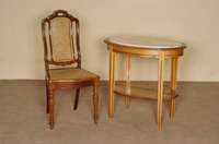 Beistelltisch, Frankreich, um 1900, Kirschbaum massiv, konisch zulaufende Tischbeine mit Bandintarsien, 2 Ablageebenen in ovaler Form, Tischplatte ...