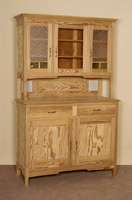 KÜchenbuffet, deutsch, um 1920, Weichholz, Pitchpine, Oberteil dreitÜrig verglast, MitteltÜr als Vitrine, zwei Fliesen als Dekoration, ...