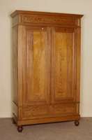 Kleiderschrank, deutsch, um 1900, Weichholz, Pitchpine massiv, zweitÜriges MÖbel mit Rahmenkonstruktion, Kopfteil mit mehrfach getreppter ...