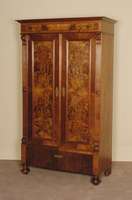 Schrank, deutsch, um 1880, GrÜnderzeit, Korpus Weichholz, Nußbaumfurnier, auf KugelfÜßen, Lisenen kanneliert, in Veluten auslaufend, 1 ...