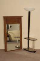 Stehlampe ArtDeco, Frankreich, um 1930, schwarz gefaßter Holzschaft, zwei Ablagen in Palisander, diese mit Chromstange verbunden, ausladender ...