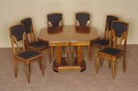 Eßtisch mit 6 StÜhlen, Frankreich/Paris, um 1920, Nußbaum massiv, zum Teil schwarz abgesetzt, ausziehbarer Tisch mehrfach profiliert und ...