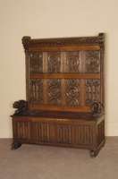Truhenbank, deutsch, um 1870/80, Eiche massiv, komplett auf Rahmen gearbeitet, Falteninlets, gothisierend, RÜcken spÄtgothisch mit Emblemen, ...