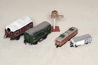 Konvolut MÄrklin und Bing, 40er/50er Jahre, MÄrklin-GepÄckwagen, Spur 0, im orig. Karton, Blech, sehr guter Zustand; Planwagen von Bub, Blech, ...