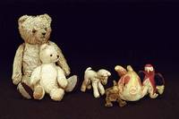 TeddybÄren, 40er/50er Jahre, 1 x Steiff mit Knopf und Fahne, altersbed. bespielt, jedoch guter Zustand, H. ca. 25 cm; 1 x wohl Hermann, Holzwolle ...