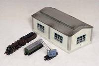 Konvolut MÄrklin, 50er/60er Jahre, Spur HO, Lokschuppen, BahnÜbergang, Kranwagen Nr. 315/2 und Aufliegerwagen, sammelwÜrdig, selten