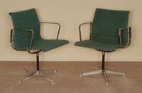 2 ArmlehnstÜhle, Entwurf Charles Eames, EA 108, Entwurf 1958, original Etikett Herman Miller, Aluminiumgestell, Stoff Hopsak dunkelgrÜn, ...