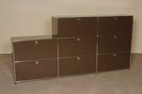 USM-Haller Sideboard, Entwurf um 1960/60, Stahlrohrkonstruktion durch Kugeln verbunden, 8 KlapptÜren, Tablare in dunkelbraun, Gebrauchsspuren, ...
