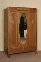 Kleiderschrank, deutsch, um 1920, Eiche und Weichholz massiv, 3-tÜrig, MitteltÜr mit ovalem facettiertem Spiegelglas, Kopfteil mit floraler ...