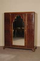 Kleiderschrank, Frankreich, um 1920, ArtDeco , Korpus Eiche, Mahagonifurnier, eine MitteltÜr mit mehrfach geschwungenem facettiertem Spiegelglas, ...