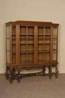Vitrinenschrank, deutsch, um 1920, Eiche massiv, 4-tÜrige Frontseite (Glas), mit profilierter Versprossung, Sockelgestell mit reichhaltiger ...
