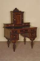 Kleiner Schreibtisch, deutsch, um 1880, Nußbaum massiv, Nußbaumfurnier, FÜllungsfelder meist Wurzelnußfurnier, 5 SchÜbe symetrisch angeordnet, ...