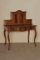 SchreibsekretÄr, deutsch, um 1880, Nußbaum massiv, Nußbaumfurnier, Korpus Weichholz, FÜllungsfelder Wurzelnußfurnier, Schreibtisch mit 3 ...