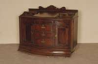 Kommode, England, um 1860, Mahagoni massiv, Mahagonifurnier, DeckflÄche mit zwei kleinen SchÜben und einem aufklappbaren Staufach fÜr ...