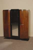 ArtDeco-Schrank, Frankreich, um 1920, kaukasischer Nußbaum gespiegelt furniert, zum Teil schwarz abgesetzt, geschwungen gearbeitete TÜren, ...