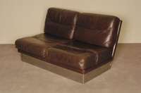 Design-Couch, Frankreich, um 1960, dunkrelbraune Lederpolster, umlaufender breiter Metallsockel, frei stellbar, ausgefallenes Design, minimale ...