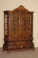 Barockstilvitrine, Holland, um 1960, nach altem Vorbild, Korpus Weichholz/Hartholz, Wurzelnußfurnier, z.T. gespiegelt, schÖnes Furnierbild, ...