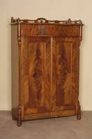 Vertiko, deutsch, um 1860/70, Korpus Weichholz, Nußbaum- bzw. Wurzelnußfurnier, z.T . gespiegelt, Ecken abgeplattet, aufgesetzte Schnitzereien ...