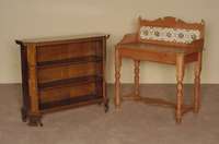 Wandtisch, England, um 1890, Tanne massiv, rÖtlich gebeizt, gedrechselte Beine, mit Zwischenablage, Oberteil mit Jugendstilfliesen , Reste alten ...