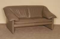 Ledersofa, Marke Leoluse, 2-sitzer, Rindsleder, leberfarben, Leder in gutem Zustand, Gebrauchsspuren, ca. 75x164x95 cm, Sh. 37 cm, St. 52 cm