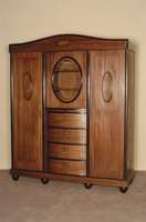 Mehrzweckschrank, deutsch, um 1905, Korpus Weichholz, z.T. Eiche, Mahagonifurnier, auf KugelfÜßen, 3-tÜrig, 4 gebogene Schubladen, in der Mitte ...