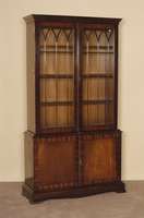 BÜcher- bzw. Vielzweckschrank, England, 60er Jahre, Mahagoni, z.T. massive Verarbeitng, Sheratonstil, Oberteil versprosst, stiltypisch , schwere ...