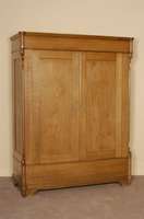 Schrank, deutsch, um 1860, SpÄtbiedermeier, Eiche massiv, original FÜße, abgeschrÄgte Ecken mit aufgesetzten Leisten, in Veluten auslaufend, ...