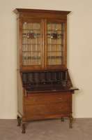 AufsatzsekretÄr, England, um 1910, Korpus Weichholz, Mahagoni massiv, Oberteil mit Bleiverglasung, Kopfleiste mehrfach getreppt, Unterteil mit 3 ...