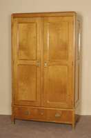 ArtDeco-Schrank, Österreich, um 1925, Korpus Weichhoz, Kirschbaumfurnier, abgerundete Ecken, Seiten und TÜren mit DoppelfÜllungen, unten 1 ...
